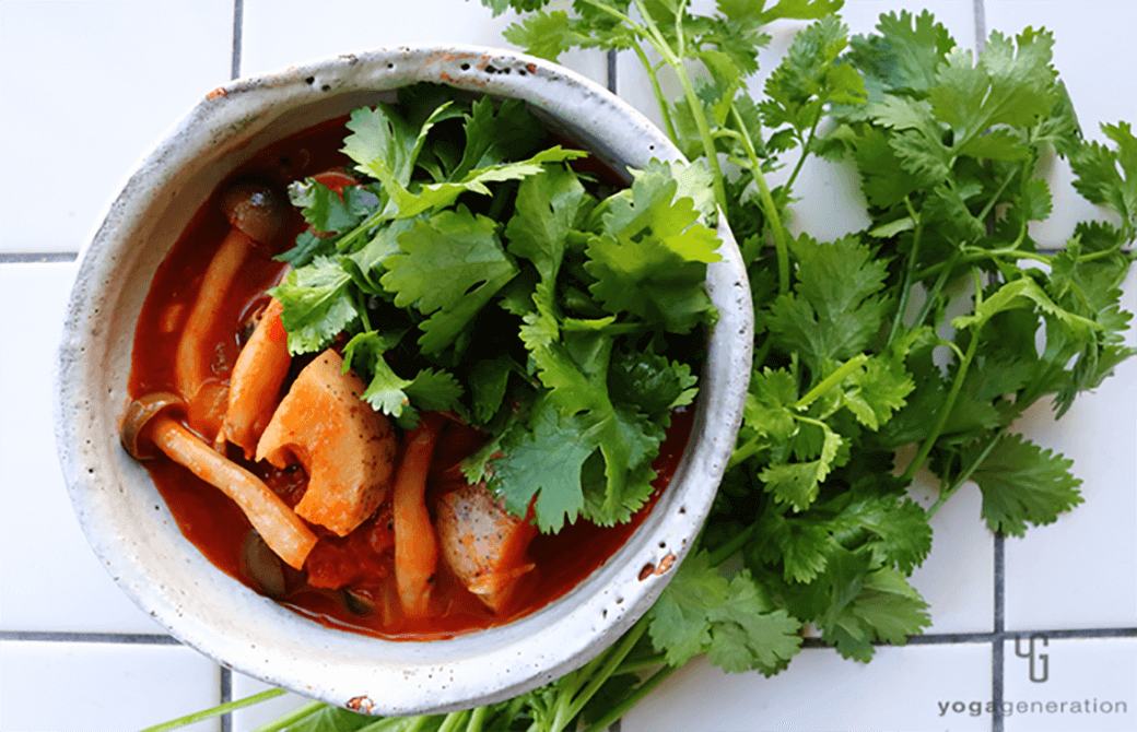 白い陶器のお皿に盛り付けたレンコンとシメジ、お豆のメキシカン・チリ・スープ