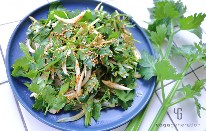 セロリと新玉ねぎ、パクチーのピリ辛ゴマサラダ