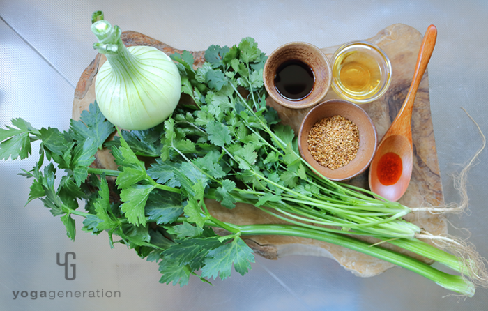 木製カットボードの上の材料