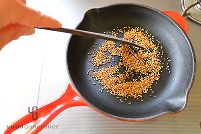 フライパンで金ゴマを炒る