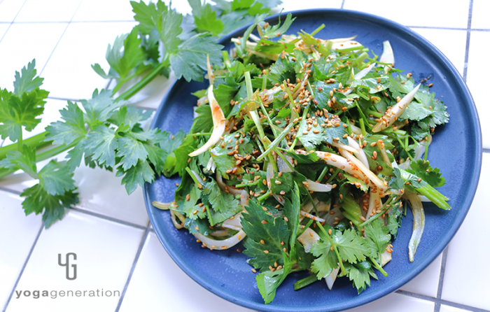 ターコイズの皿に盛り付けたセロリと新玉ねぎ、パクチーのピリ辛ゴマサラダ