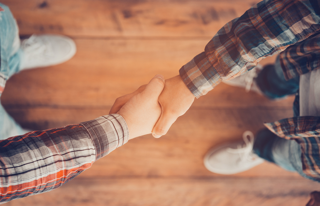 握手を交わす男性二人を上から見たところ