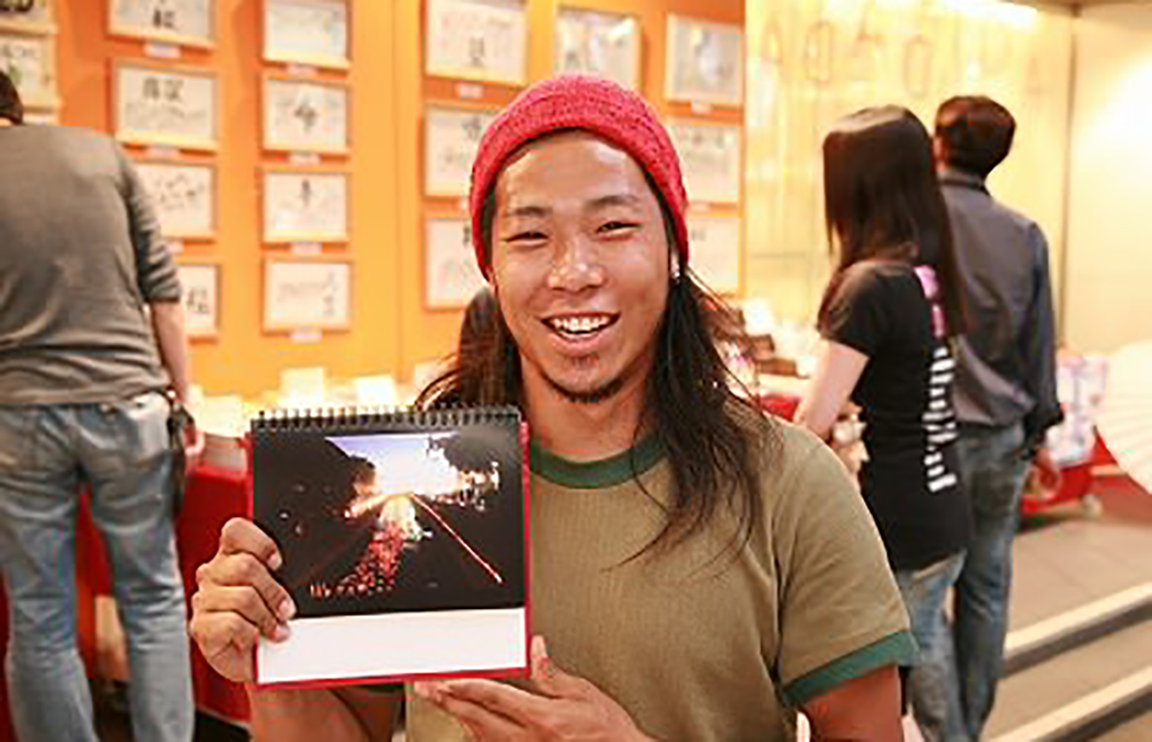 竹細工を使った照明アーティストの池田