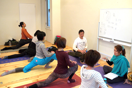 陰ヨガのクラス風景