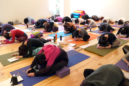 陰ヨガでは1つのポーズを長くホールドします