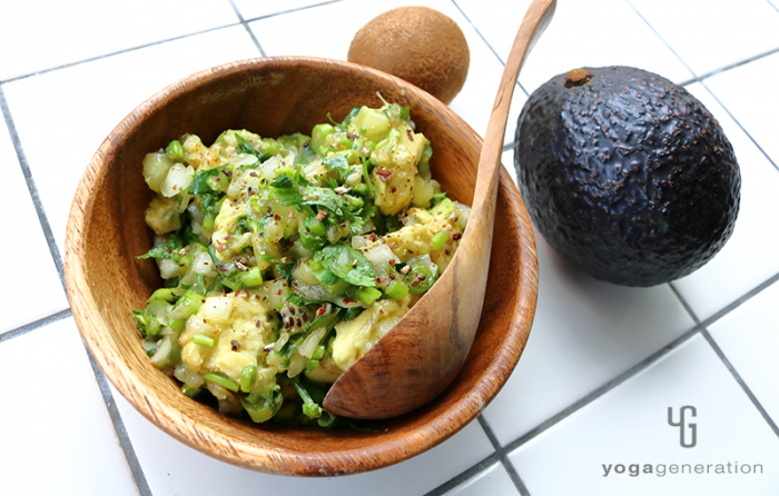 キウイのグリーンサルサソースでアボカド・サラダ