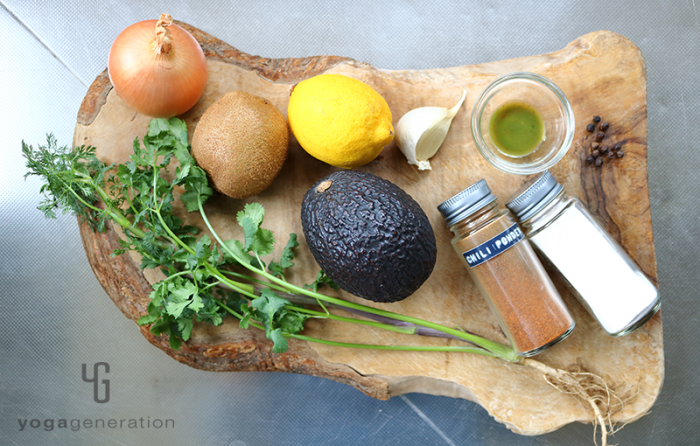 木製カットボードの上の材料