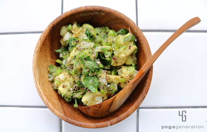 木の器に盛り付けたキウイのグリーンサルサソースでアボカド・サラダ