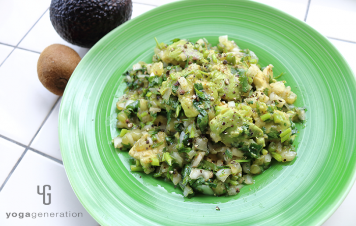 緑の器に盛り付けたキウイのグリーンサルサソースでアボカド・サラダ