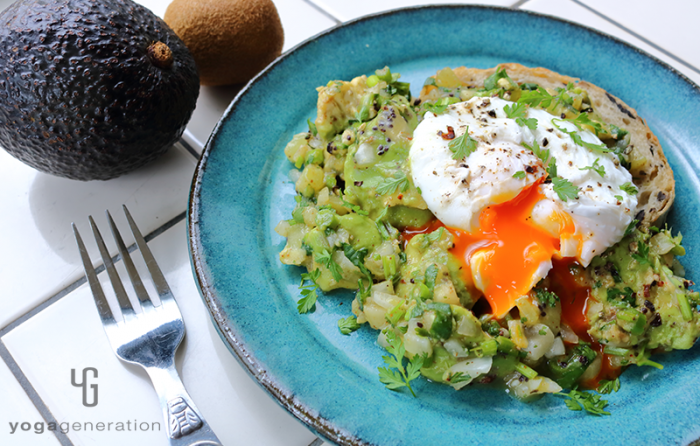 ターコイズの器に盛り付けたキウイのグリーンサルサソースでアボカド・サラダ