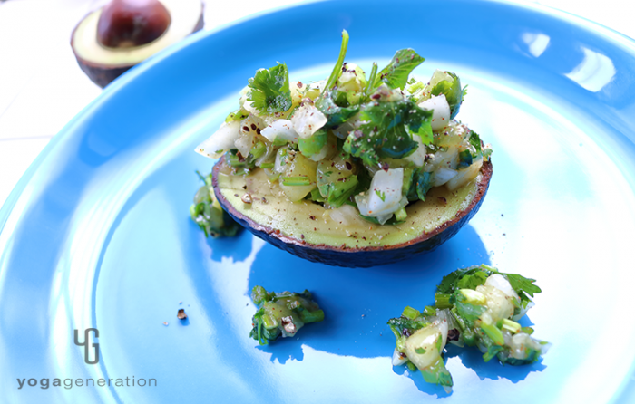 アボカドを器にしたキウイのグリーンサルサソースでアボカド・サラダ