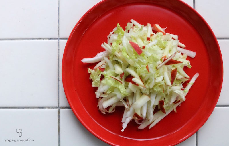 白菜とリンゴの千切りを盛りつけ