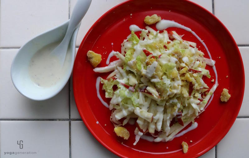 ヨーグルトドレッシングを素敵にまわしかける