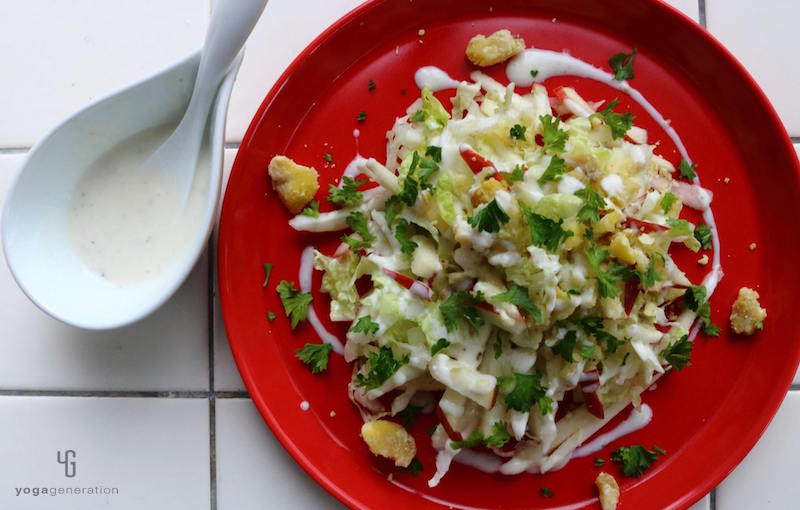 手でちぎったパセリをほどよく散らす