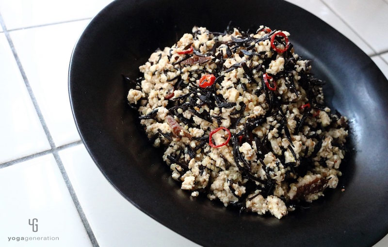 黒のさらに乗った炒り豆腐