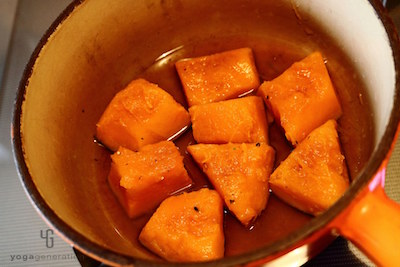 鍋にカボチャの皮目を下にして並べて水をひいたところ