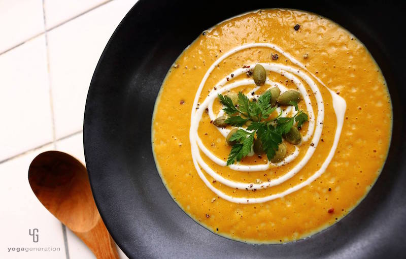 黒の器に入ったカレースープ