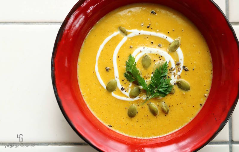 赤の器に入ったカレースープ