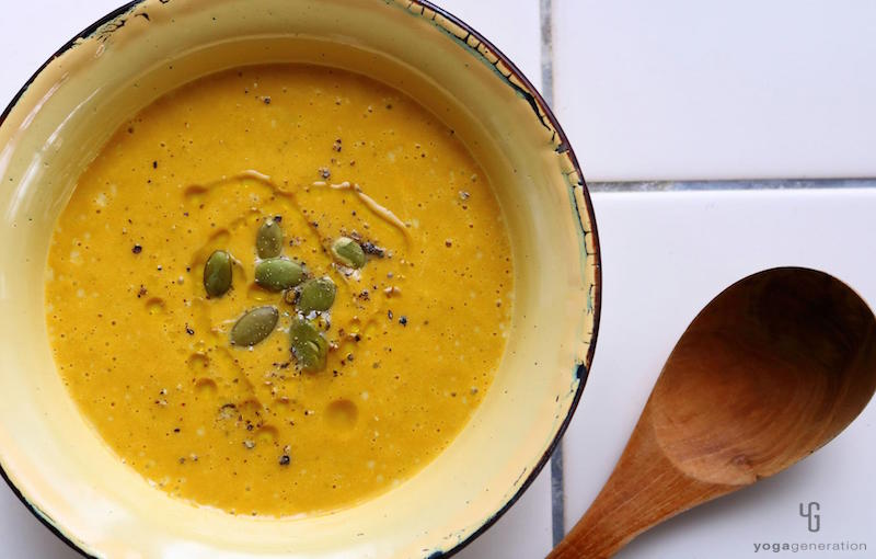 黄色の器に入ったカレースープ