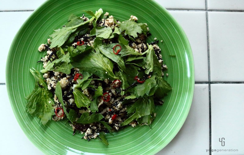 緑の皿に乗った炒り豆腐