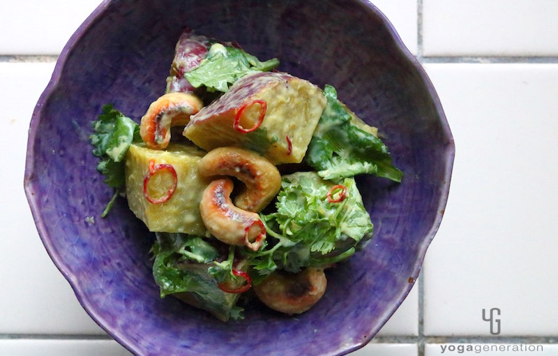 紫の器に入ったさつまいもサラダ