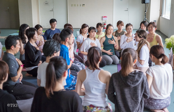 胸に手を当てる受講生