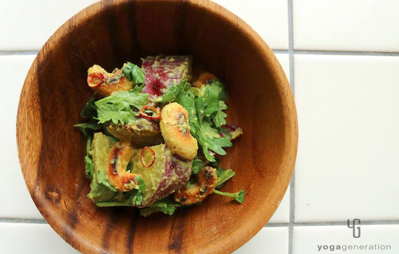 木の器に乗ったさつまいもサラダ