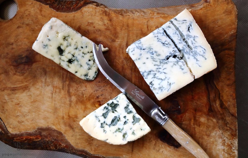 カッティングボードに乗ったブルーチーズ