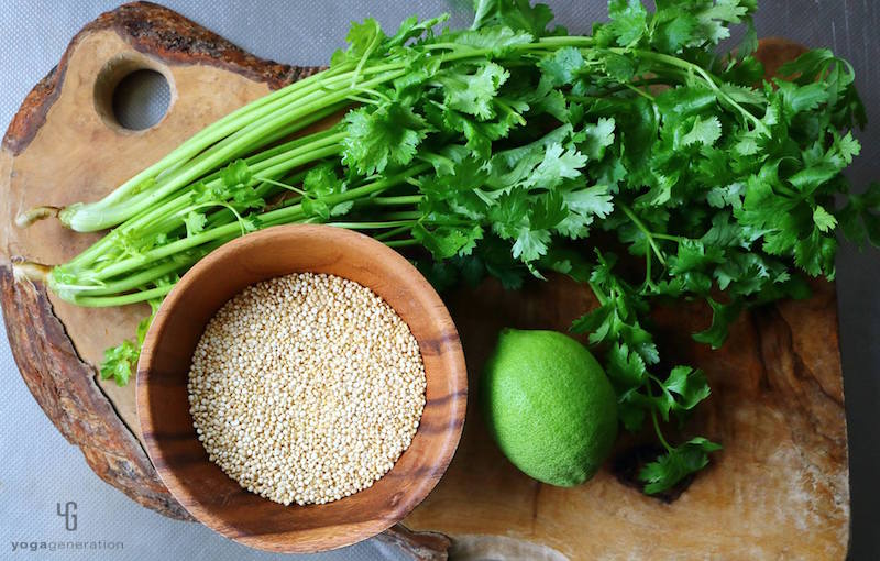 木製のカットボード上のパクチー・ライム・キヌア