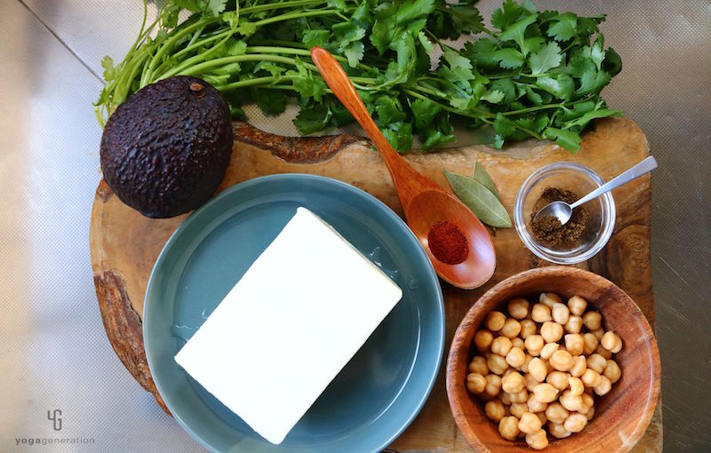 木製のカットボードの上の豆腐など材料