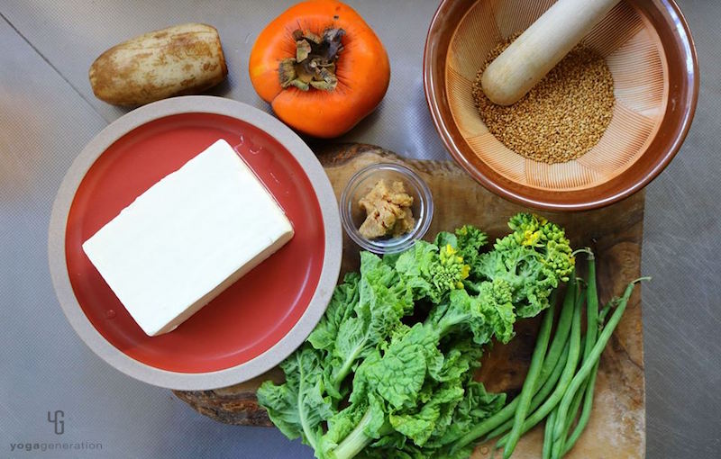 木製カットボードの上の材料