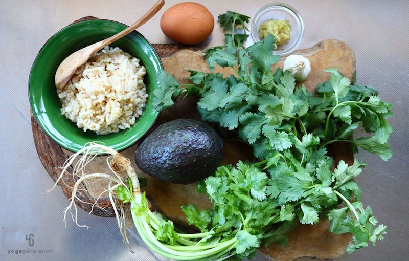 木製カットボードの上の材料