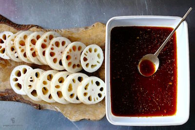 バットで混ぜ合わせた調味料と輪切りにしたレンコン