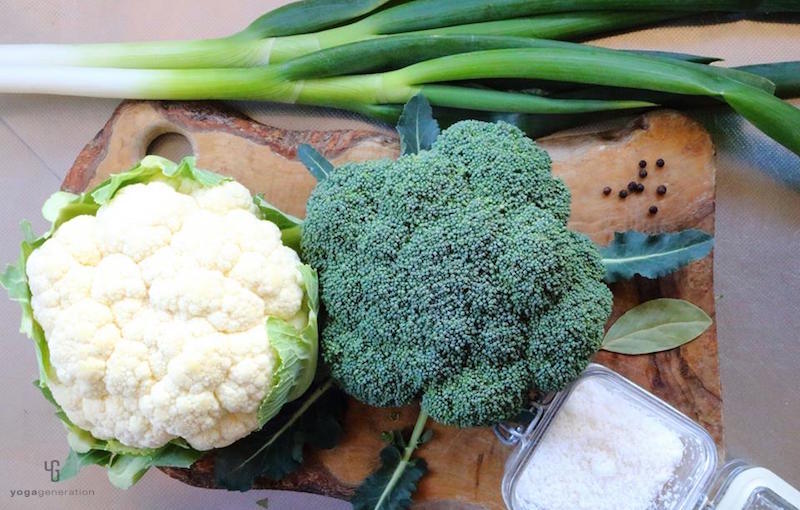 木製カットボードの上のブロッコリーやネギなど材料