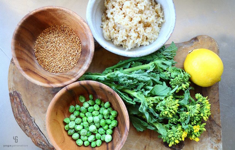 木製カットボードの上の菜の花など材料