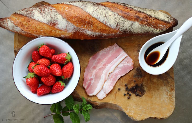 木製カットボードの上の材料