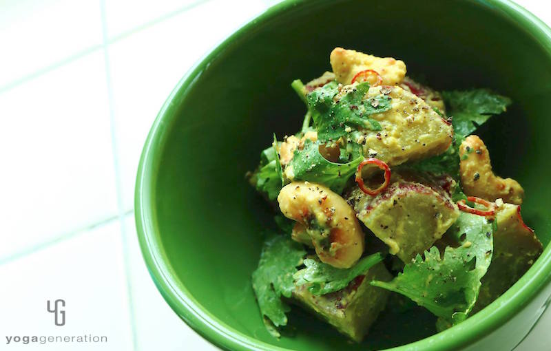 緑の器に入ったさつまいもサラダ