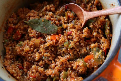 炊きあがったキヌアと野菜