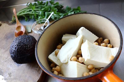 鍋に入れたひよこ豆・豆腐