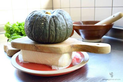 重しを乗せて豆腐を水切りしているところ