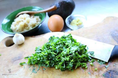 木製カットボードの上で細かく刻んだパクチー