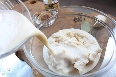 ボウルで酒粕を豆乳に浸している