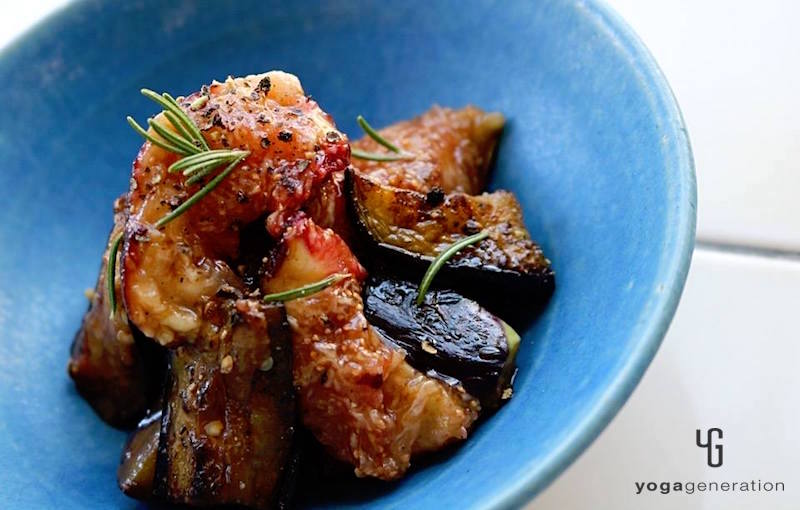 ターコイズの器に焼きナスとイチジクのバルサミコ酢マリネ