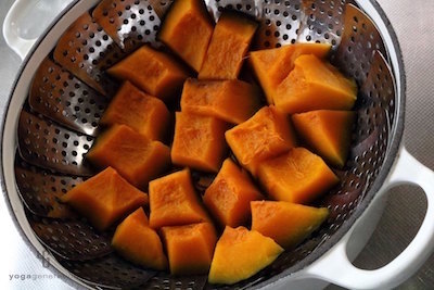 皮目を下にして蒸したカボチャ