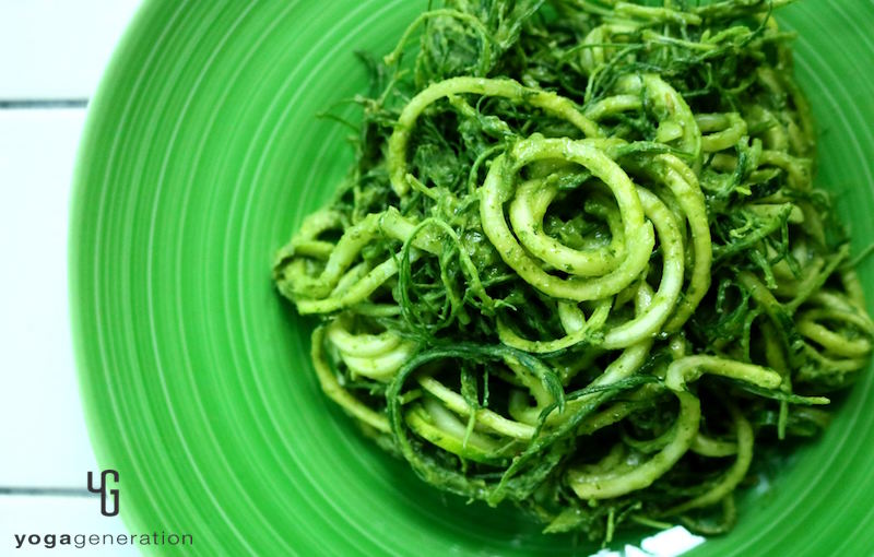 緑の皿にのった麺