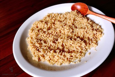 炊いて皿の上で冷ましたキヌア