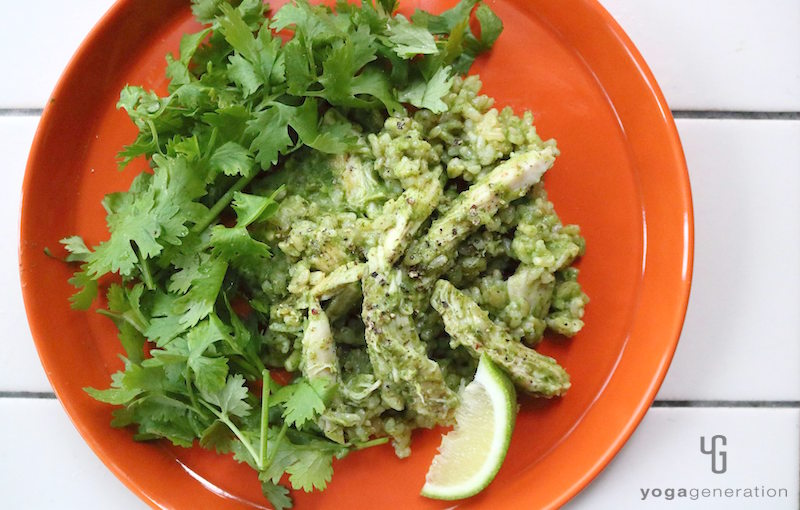 オレンジ色の皿に乗ったアボカド・クリーム・ライス