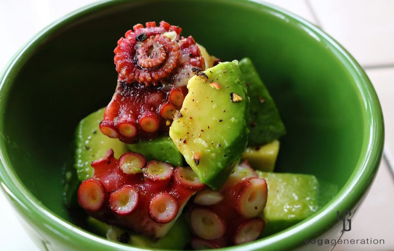 緑の器に乗せたアボカドとタコのサラダ