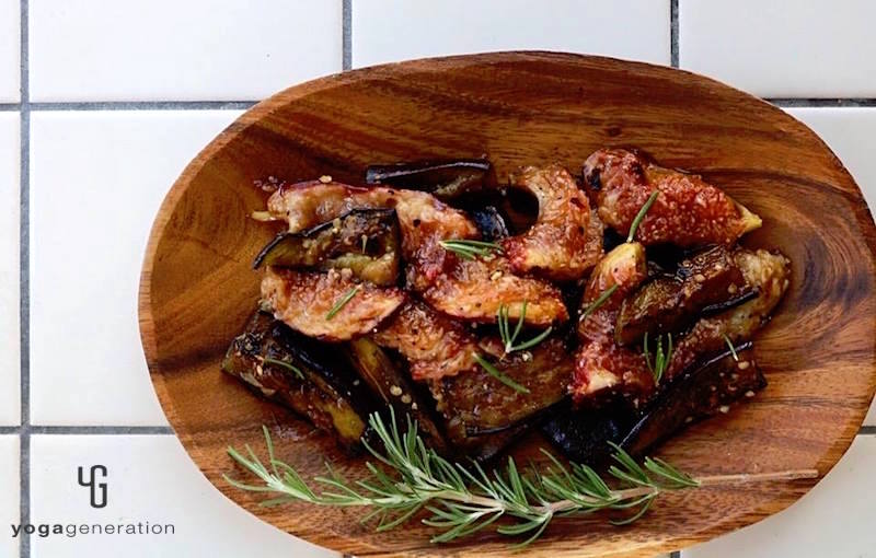 木の器に盛りつけた焼きナスとイチジクのバルサミコ酢マリネ