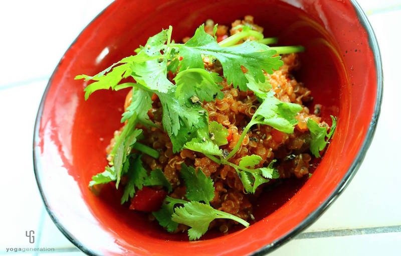 赤の器に入ったベジタブル・チリ